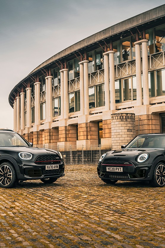 MINI Clubman und Countryman Dreiviertel-Seitenansicht vor Gebäude. MINI Clubman und MINI Countryman in Dreiviertel-Seitenansicht vor Gebäude.
